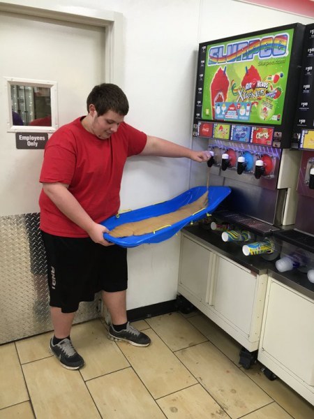 Кто во что горазд: в США люди набирали любимый напиток в унитаз, лишь бы унести домой Кто во что горазд: в США люди набирали любимый напиток в унитаз, лишь бы унести домой