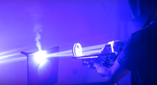 Изобретатель опубликовал видео самодельной лазерной пушки