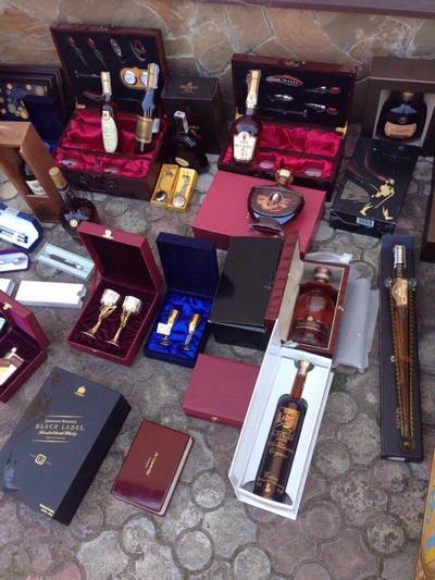 У «нищего чиновника» горсовета Харькова нашли дорогой алкоголь, оружие и иконы У «нищего чиновника» горсовета Харькова нашли дорогой алкоголь, оружие и иконы