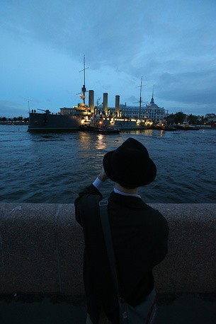 Крейсер "Аврора" завершил 40-километровый переход из Кронштадта