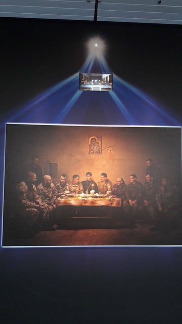 Пародия на "Тайную вечерю" работы потомка карателя Бабьего Яра встречает прилетающих в Борисполь Пародия на "Тайную вечерю" работы потомка карателя Бабьего Яра встречает прилетающих в Борисполь