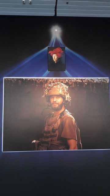 Пародия на "Тайную вечерю" работы потомка карателя Бабьего Яра встречает прилетающих в Борисполь Пародия на "Тайную вечерю" работы потомка карателя Бабьего Яра встречает прилетающих в Борисполь