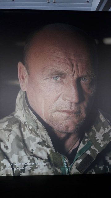 Пародия на "Тайную вечерю" работы потомка карателя Бабьего Яра встречает прилетающих в Борисполь Пародия на "Тайную вечерю" работы потомка карателя Бабьего Яра встречает прилетающих в Борисполь