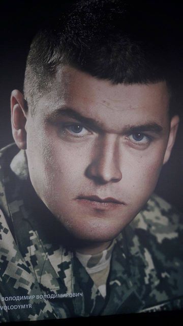 Пародия на "Тайную вечерю" работы потомка карателя Бабьего Яра встречает прилетающих в Борисполь Пародия на "Тайную вечерю" работы потомка карателя Бабьего Яра встречает прилетающих в Борисполь