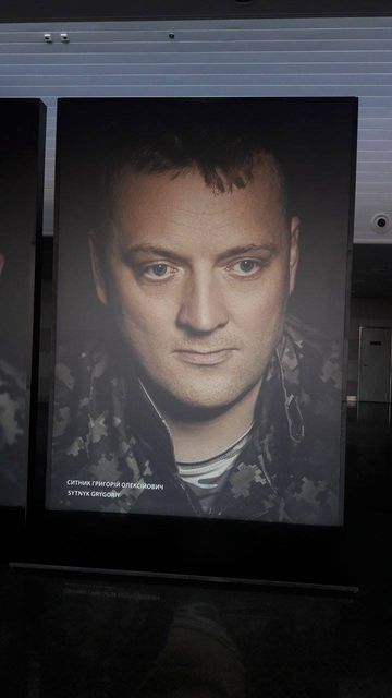 Пародия на "Тайную вечерю" работы потомка карателя Бабьего Яра встречает прилетающих в Борисполь Пародия на "Тайную вечерю" работы потомка карателя Бабьего Яра встречает прилетающих в Борисполь