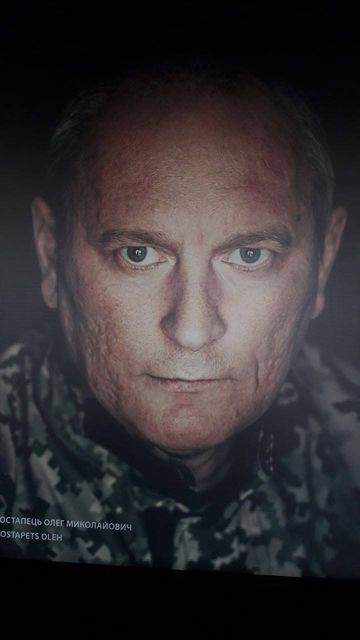 Пародия на "Тайную вечерю" работы потомка карателя Бабьего Яра встречает прилетающих в Борисполь Пародия на "Тайную вечерю" работы потомка карателя Бабьего Яра встречает прилетающих в Борисполь