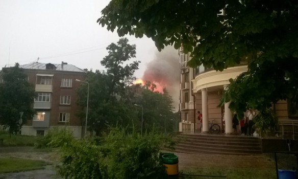В центре Полтавы после удара молнии загорелась жилая пятиэтажка. В центре Полтавы после удара молнии загорелась жилая пятиэтажка.
