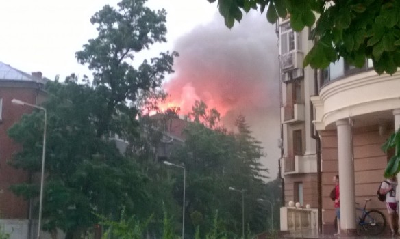 В центре Полтавы после удара молнии загорелась жилая пятиэтажка.