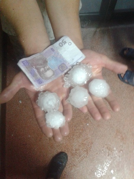 В центре Полтавы после удара молнии загорелась жилая пятиэтажка. В центре Полтавы после удара молнии загорелась жилая пятиэтажка.