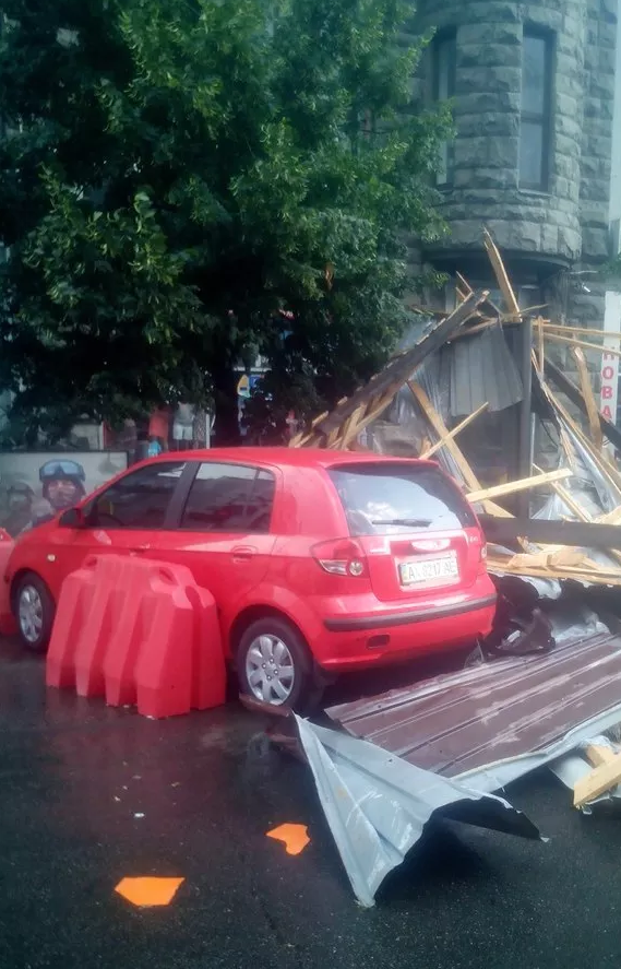 В центре Полтавы после удара молнии загорелась жилая пятиэтажка. В центре Полтавы после удара молнии загорелась жилая пятиэтажка.