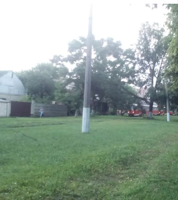 В центре Полтавы после удара молнии загорелась жилая пятиэтажка. В центре Полтавы после удара молнии загорелась жилая пятиэтажка.