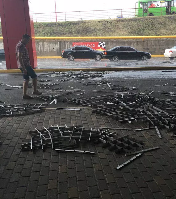 В центре Полтавы после удара молнии загорелась жилая пятиэтажка. В центре Полтавы после удара молнии загорелась жилая пятиэтажка.