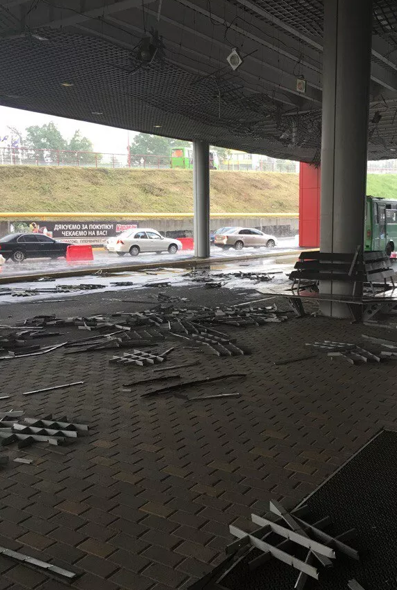 В центре Полтавы после удара молнии загорелась жилая пятиэтажка. В центре Полтавы после удара молнии загорелась жилая пятиэтажка.