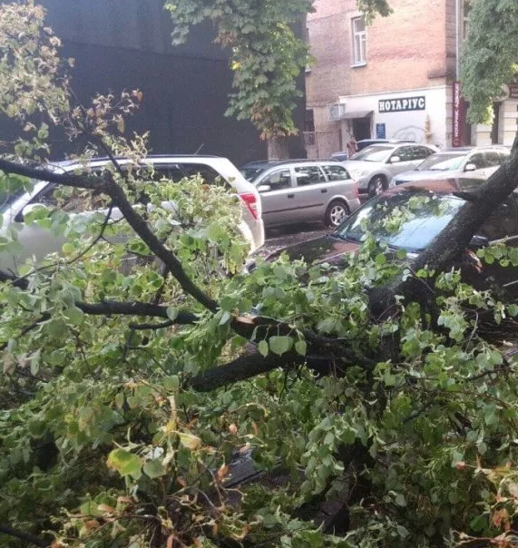 В центре Полтавы после удара молнии загорелась жилая пятиэтажка. В центре Полтавы после удара молнии загорелась жилая пятиэтажка.
