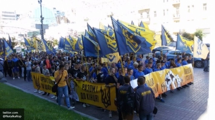 Киев захлестнул протестный марш шахтеров и боевиков «Азова» Киев захлестнул протестный марш шахтеров и боевиков «Азова»