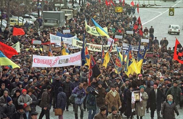 "Азов" встраивается в протесты, а Луценко говорит, что это только начало