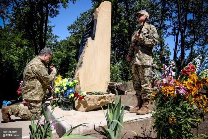 Военный психоз: как Порошенко готовит Украину к большой бойне в Донбассе Военный психоз: как Порошенко готовит Украину к большой бойне в Донбассе