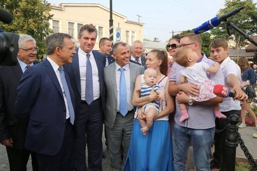 Французские депутаты в Крыму сфотографировались с памятником “Вежливым людям” Французские депутаты в Крыму сфотографировались с памятником “Вежливым людям”