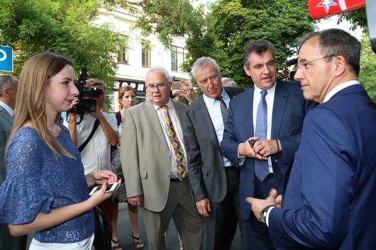 Французские депутаты в Крыму сфотографировались с памятником “Вежливым людям” Французские депутаты в Крыму сфотографировались с памятником “Вежливым людям”