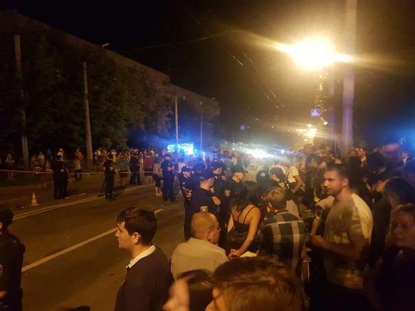 В Харькове на Северной Салтовке произошло жуткое ДТП. Собралось огромное количество народа и пытались учинить самосуд