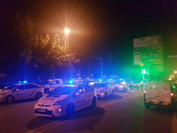 В Харькове на Северной Салтовке произошло жуткое ДТП. Собралось огромное количество народа и пытались учинить самосуд В Харькове на Северной Салтовке произошло жуткое ДТП. Собралось огромное количество народа и пытались учинить самосуд