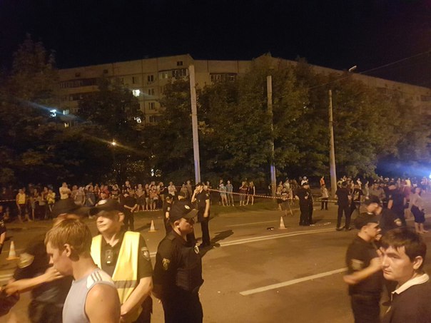 В Харькове на Северной Салтовке произошло жуткое ДТП. Собралось огромное количество народа и пытались учинить самосуд В Харькове на Северной Салтовке произошло жуткое ДТП. Собралось огромное количество народа и пытались учинить самосуд