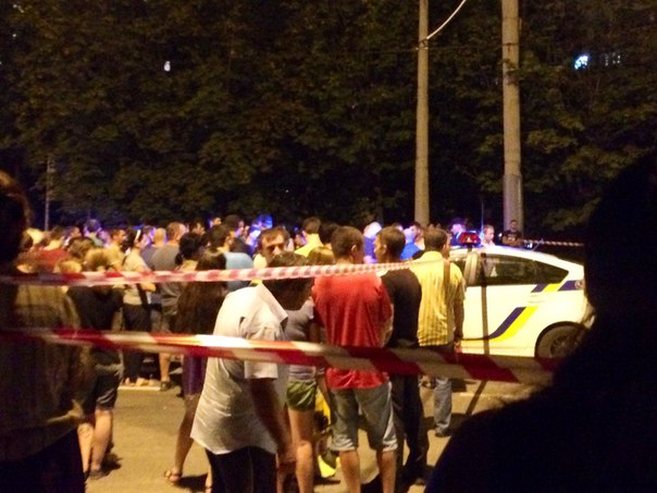 В Харькове на Северной Салтовке произошло жуткое ДТП. Собралось огромное количество народа и пытались учинить самосуд В Харькове на Северной Салтовке произошло жуткое ДТП. Собралось огромное количество народа и пытались учинить самосуд