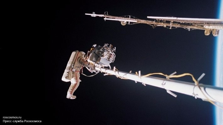 Украинцы просят Порошенко сажать россиян в тюрьму за выход в открытый космос Украинцы просят Порошенко сажать россиян в тюрьму за выход в открытый космос