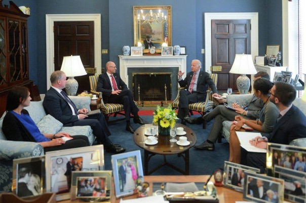 "Ну шо там у хохлов": Фото Яценюка с утренней пробежки по Вашингтону взорвало интернет "Ну шо там у хохлов": Фото Яценюка с утренней пробежки по Вашингтону взорвало интернет