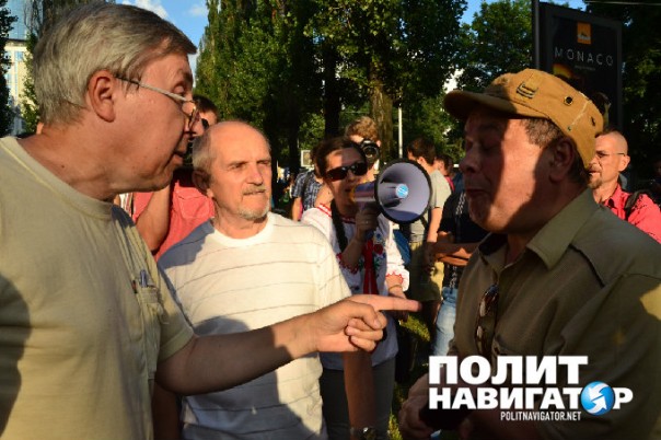 Здесь не будет командовать быдло – киевляне дали отпор националистам, которые пытались снести памятник Щорсу Здесь не будет командовать быдло – киевляне дали отпор националистам, которые пытались снести памятник Щорсу