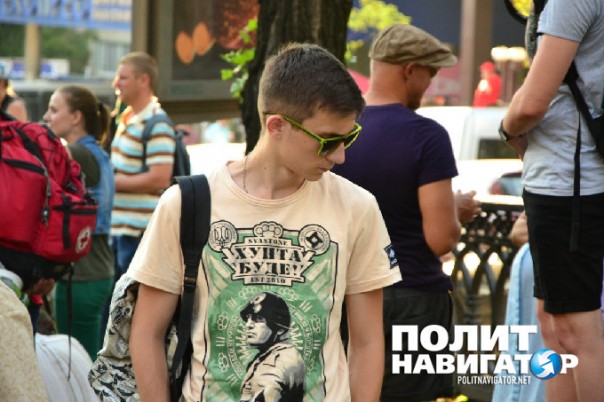 Здесь не будет командовать быдло – киевляне дали отпор националистам, которые пытались снести памятник Щорсу Здесь не будет командовать быдло – киевляне дали отпор националистам, которые пытались снести памятник Щорсу