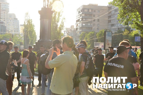 Здесь не будет командовать быдло – киевляне дали отпор националистам, которые пытались снести памятник Щорсу Здесь не будет командовать быдло – киевляне дали отпор националистам, которые пытались снести памятник Щорсу