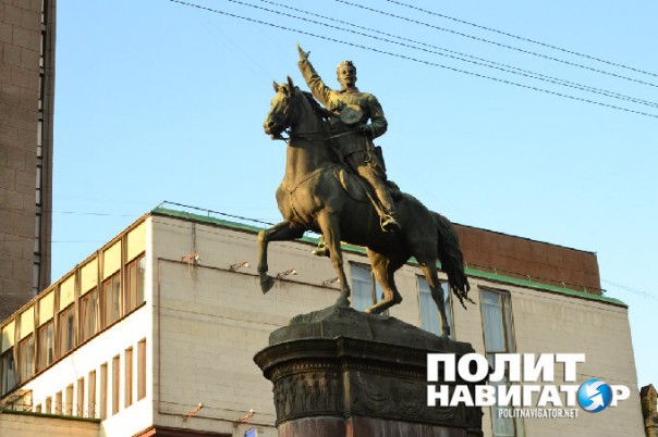 Здесь не будет командовать быдло – киевляне дали отпор националистам, которые пытались снести памятник Щорсу Здесь не будет командовать быдло – киевляне дали отпор националистам, которые пытались снести памятник Щорсу