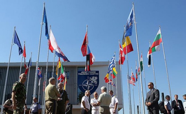 НАТО обещает России «жаркое лето» НАТО обещает России «жаркое лето»