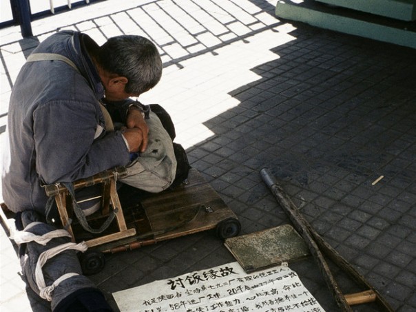 В Китае сняли штаны с попрошайки, прикидывавшегося безногим инвалидом