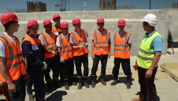 Киностудия "МосТфильм" представляет: Студенческие стройотряды помогают возводить мост в Крым