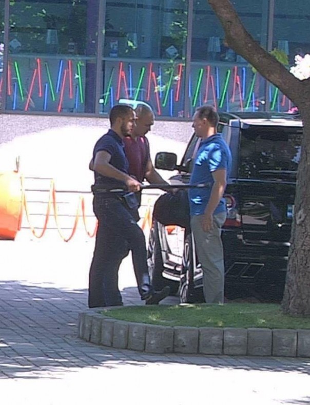 Дипломатия по-украински: депутаты, биты и черные джипы