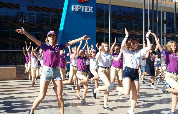 Мария Захарова стала "звездной вожатой" и провела зарядку в "Артеке"