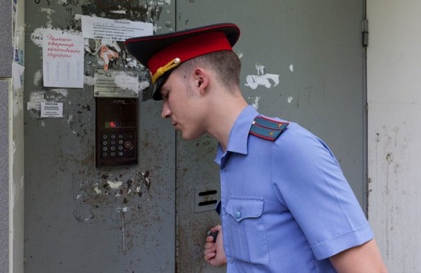 Звонят в дверь: «Откройте, полиция!» Что делать?