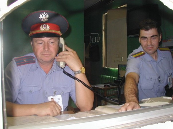 Звонят в дверь: «Откройте, полиция!» Что делать?