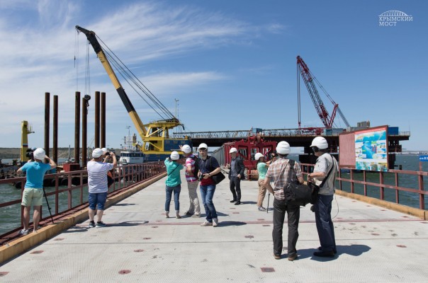 Киностудия "МосТфильм" представляет кино: «Молодец, Россия»: иностранные журналисты о строительстве моста в Крым Киностудия "МосТфильм" представляет кино: «Молодец, Россия»: иностранные журналисты о строительстве моста в Крым