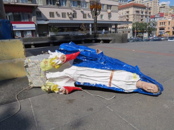 В Киеве статуя Богородицы упала с постамента уничтоженного памятника Ленину