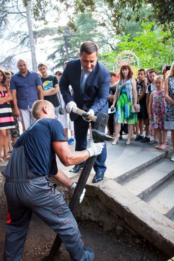 В Ялте установили памятник блэкауту В Ялте установили памятник блэкауту