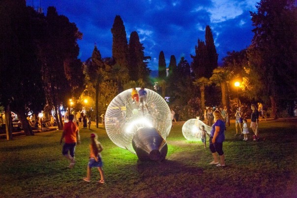 В Ялте установили памятник блэкауту В Ялте установили памятник блэкауту