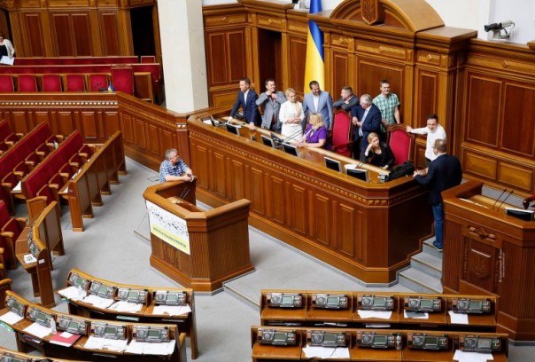 Вот это по-европейски: Депутаты Верховной Рады спели гимн и разошлись отдыхать