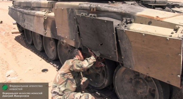 Неуязвимый Т-90: боевики ИГ трижды попали в танк, но не смогли его подбить