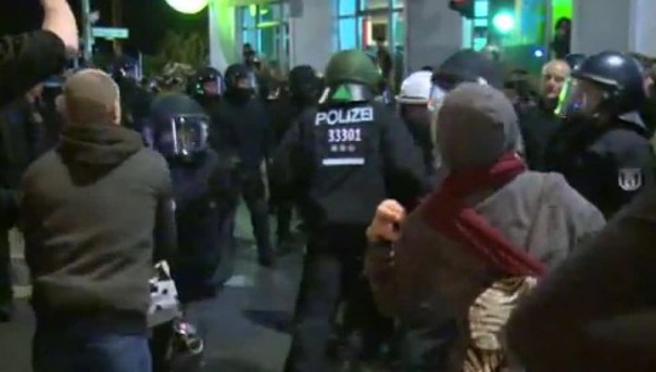 Две тысячи жителей Берлина атаковали полицию во время митинга