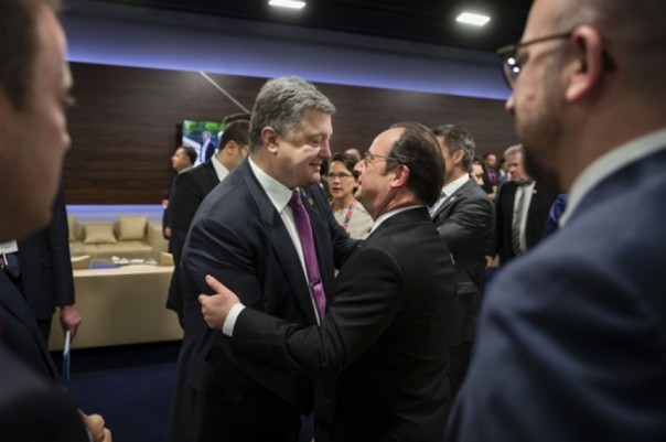 Как Савченко и Порошенко саммит НАТО облобызали: соцсети в шоке от фото