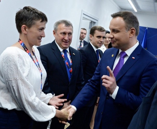 Как Савченко и Порошенко саммит НАТО облобызали: соцсети в шоке от фото