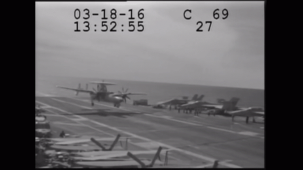Опубликовано видео аварийной посадки E-2C на палубу американского авианосца
